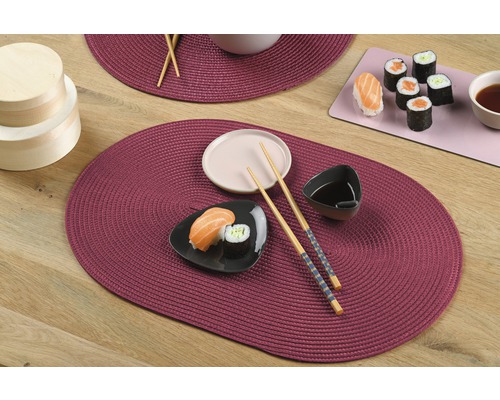 Gedekte tafel met placemats, servies en sushi