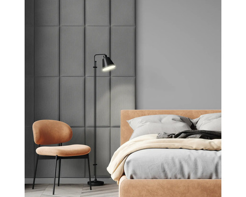 MOLLIS Wandkussen Corduroy ribbel donkergrijs 30x60 cm Slaapkamer met bed, stoel en vloerlamp.
