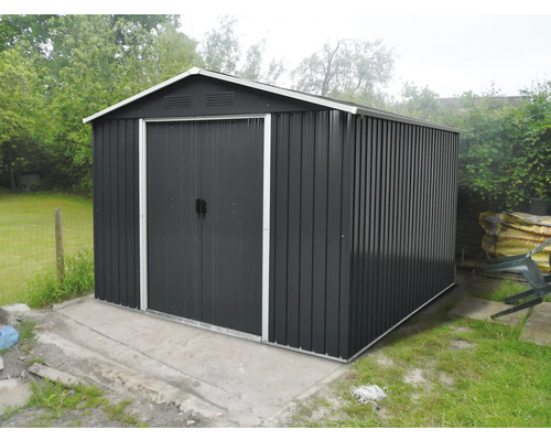 Metalen tuinhuis met dubbele deur op betonnen fundering