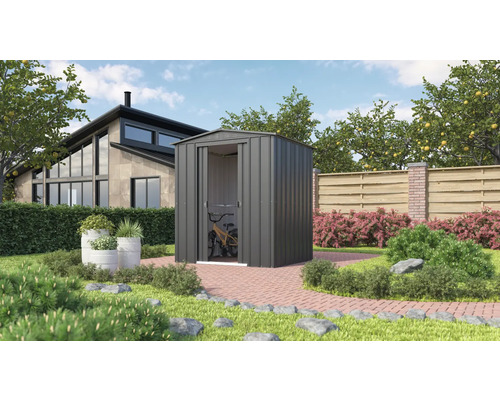 Metalen tuinhuis met open deur en fiets in de tuin