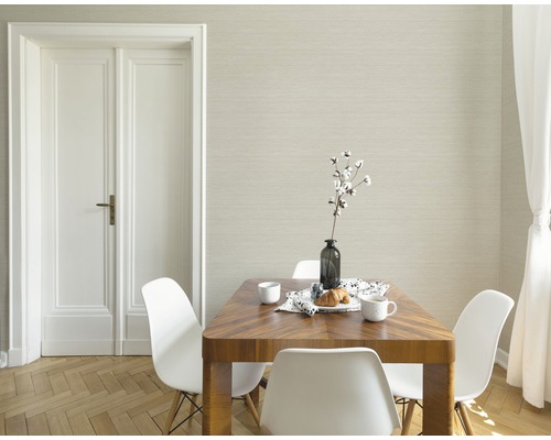 Lichtgekleurd behang in de woonkamer met eettafel en stoelen