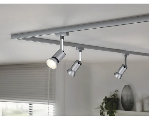Plafondrail met drie spots in interieur