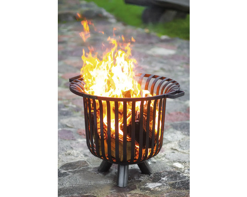 Metalen vuurkorf met hout en vlammen