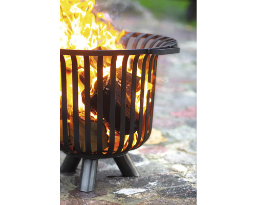 Vuurkorf met brandend hout