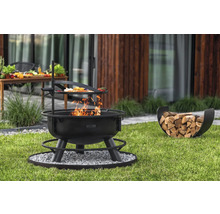 Vuurplaats met grillrooster en houtmand op gazon