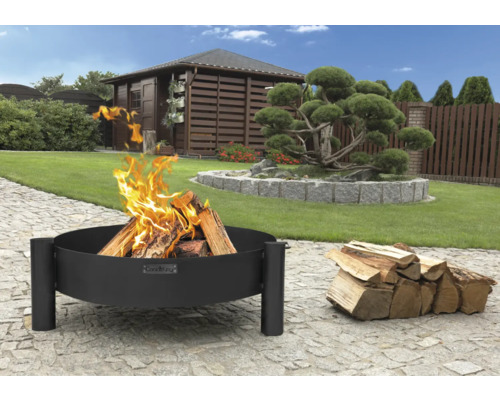 Vuurschaal met brandend hout in de tuin