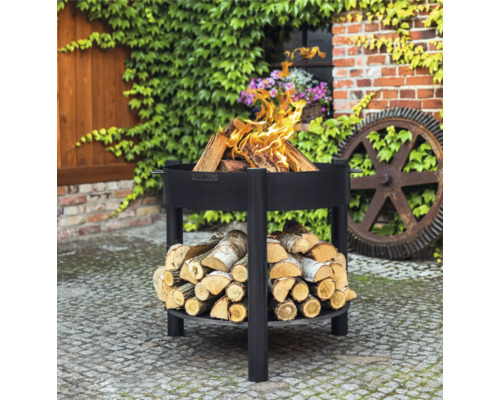 Vuurplaats met houtblokken en opslagruimte voor hout