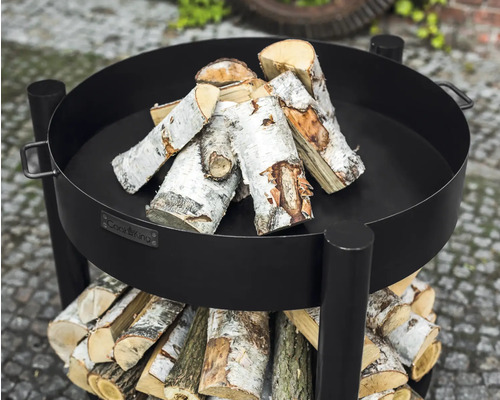 Vuurplaats met houtblokken