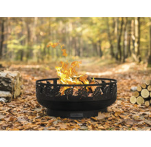 Vuurschaal met bladmotief en brandend hout in de tuin