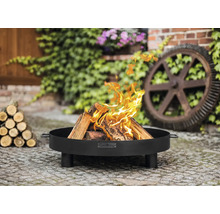 Vuurplaats met brandend hout in de tuin