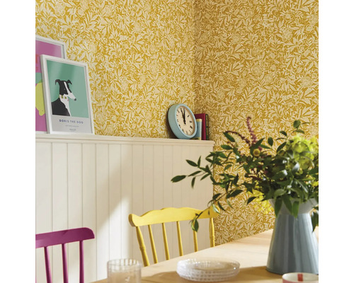 Eetkamer met bloemenbehang, witte lambrisering en gekleurde stoelen