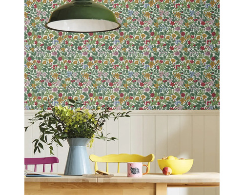 Eetkamer met bloemetjesbehang en houten tafel