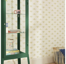 Scene met een groene kast en een muur met een bijenpatroon