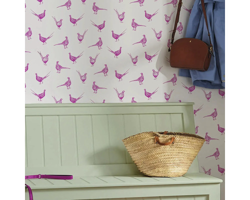 Interieurfoto van een hal met een bank, een tas, een jas en behang met vogelmotief