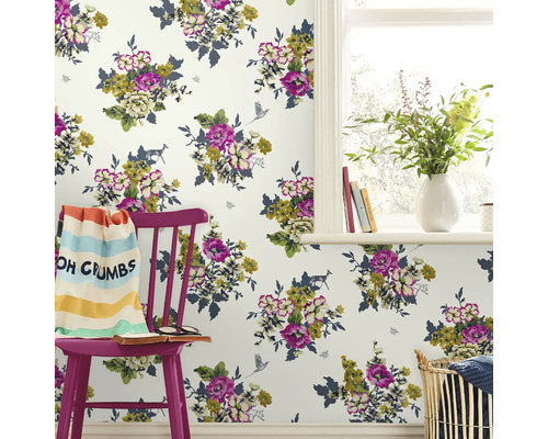 Kamer met bloemenbehang, raam en stoel met doek