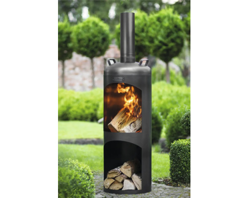 Zwarte buitenhaard met brandhout in de tuin