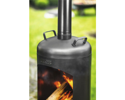 Metalen terrasverwarmer met houtvuur en rookkanaal