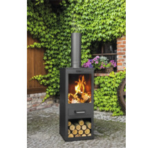 Buitenhaard met hout in de vuurkamer en houtopslag in de tuin