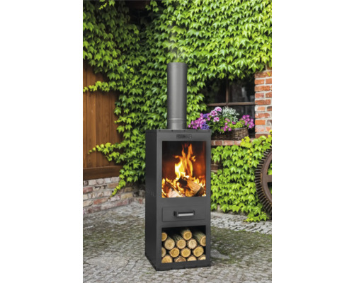 Buitenhaard met hout in de vuurkamer en houtopslag in de tuin