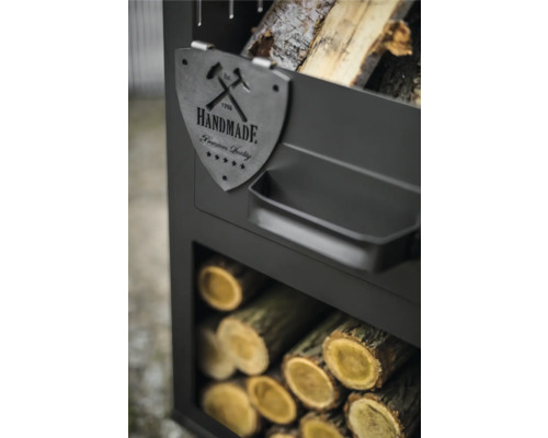 Detailopname van een houtopslag met het opschrift Handmade voor handwerk