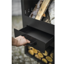 Detailopname van een metalen houtopslag met uitgetrokken lade