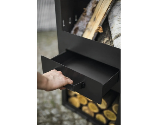 Detailopname van een metalen houtopslag met uitgetrokken lade