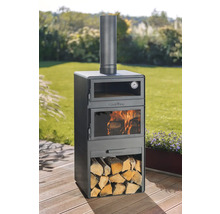 Houtgestookte oven met brandhout op een houten terras