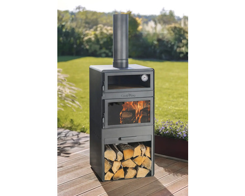 Houtgestookte oven met brandhout op een houten terras