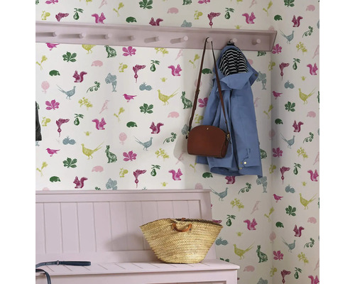 Scene van een hal met een bank, kapstok en behang met dierenmotieven