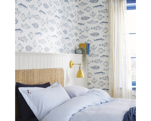 Lichte slaapkamer met bed, blauw gestreept beddengoed en behang met vismotieven
