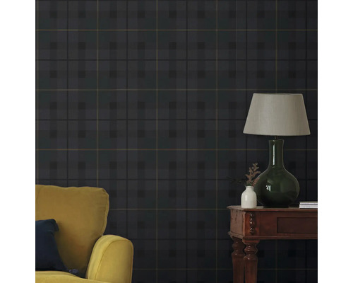 Kamerweergave met geruit behang, lamp en fauteuil