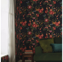 Kamer met bloemenbehang, raam en bank