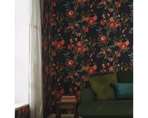 Kamer met bloemenbehang, raam en bank