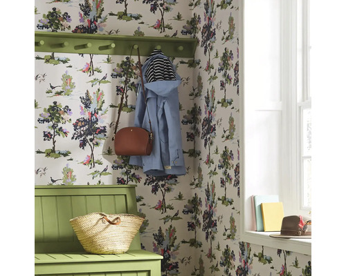 Entree met groen wandpaneel, bank en behang met motief.