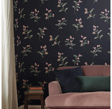 Decoratieve kamer met bloemetjesbehang, bank en bijzettafel