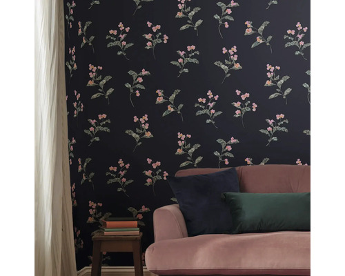 Decoratieve kamer met bloemetjesbehang, bank en bijzettafel