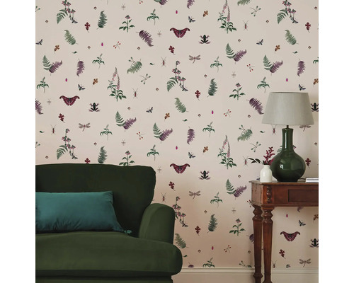 Woonkamer met behang met plantenmotieven, bank en bijzettafel