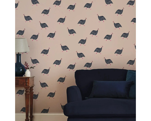 Kamer met behang met vogelmotief, lamp en fauteuil