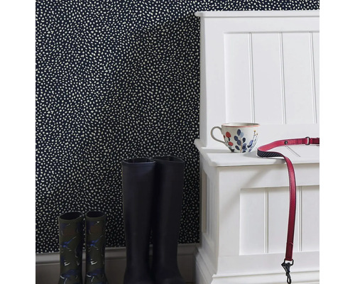 Hal met behang met patroon, regenlaarzen, witte bank, theekop en hondenriem