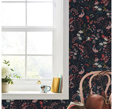 Kamerbeeld met bloemenbehang, raam met decoraties en een stoel met handtas