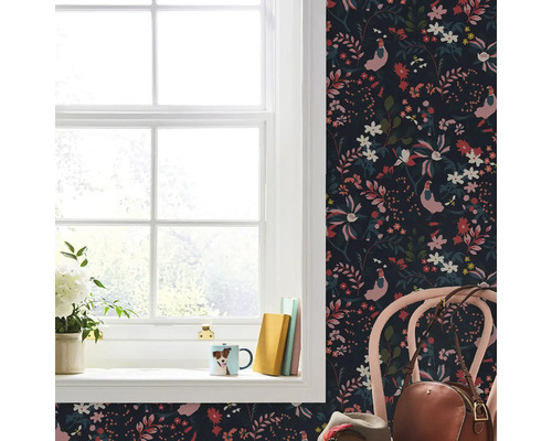 Kamerbeeld met bloemenbehang, raam met decoraties en een stoel met handtas