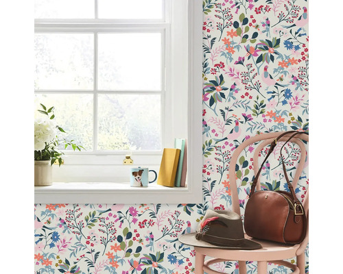 Kamer met bloemenbehang, raam en decoraties op een stoel