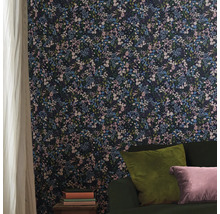 Behang met bloemmotief op een muur