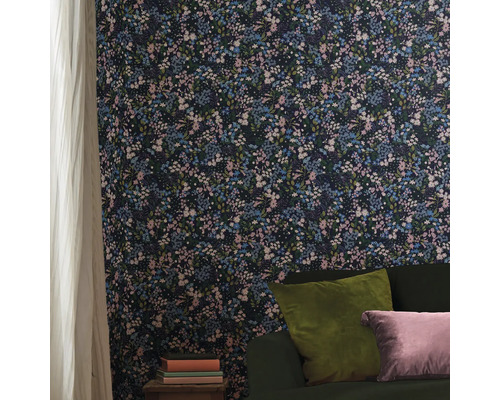 Behang met bloemmotief op een muur