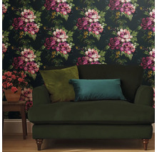 Woonkamer met bloemenbehang, fauteuil en bijzettafel
