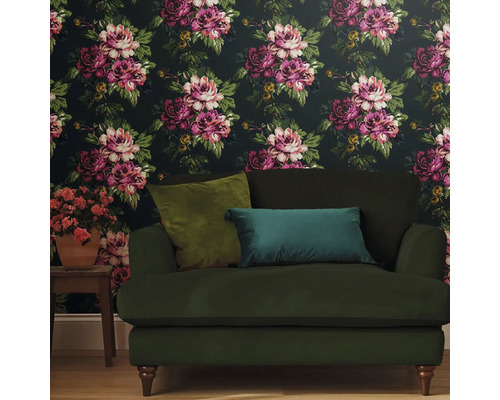 Woonkamer met bloemenbehang, fauteuil en bijzettafel