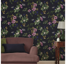 Woonkamer met bloemenbehang, bank en tafellamp