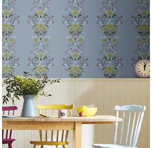 Eetkamer met bloemenbehang en houten tafel