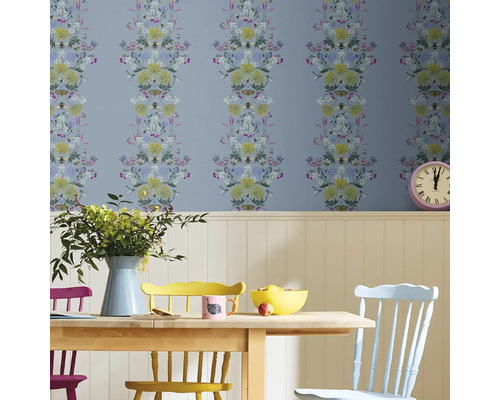 Eetkamer met bloemenbehang en houten tafel