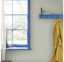 Badkamer met raam, behang met patroon, plank en badjas